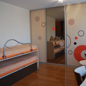 Modèle de lit compact pour deux enfants