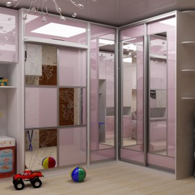 Un ensemble de mobilier pour la pépinière avec armoires à miroirs