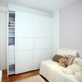 Verre dépoli sur les portes des armoires