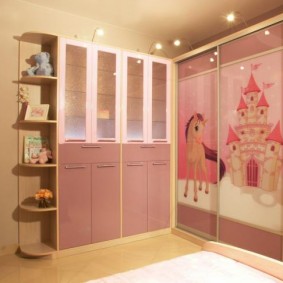 Mobilier d'angle situé dans une chambre pour deux enfants