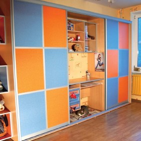 Armoire coulissante avec table intégrée dans la chambre des enfants