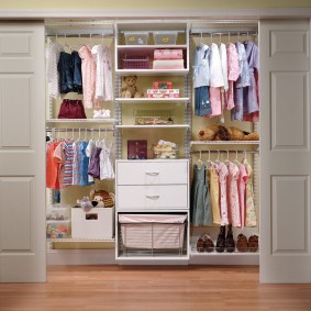 Dressing dans une chambre d'enfant pour une fille