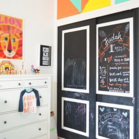 Chemin de fer jouet devant le placard de la pépinière