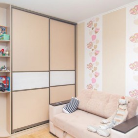 Verre beige sur le placard