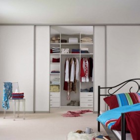 Armoire spacieuse dans tout le mur de la chambre des enfants
