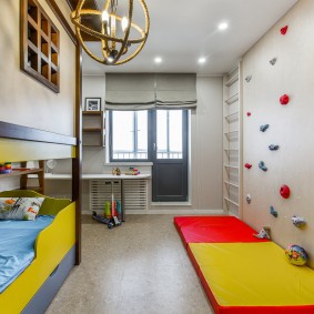 Tapis rouge-jaune sur le sol de la chambre des enfants