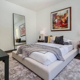 Miroir rectangulaire près du mur de la chambre