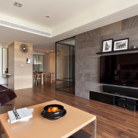 Panneaux gris sur le mur derrière le téléviseur