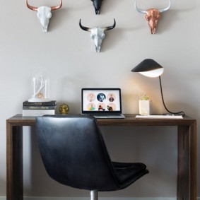 Лаконична маса за лаптоп