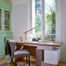 Бюро близо до прозорец без завеси