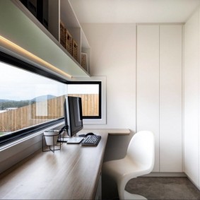 Тесен плот по протежение на прозореца в частна къща