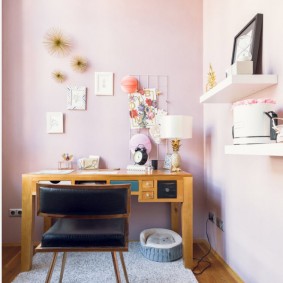 Малък шкаф с розови стени