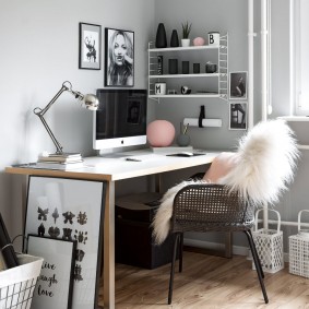 Нос от кожа на гърба на стола