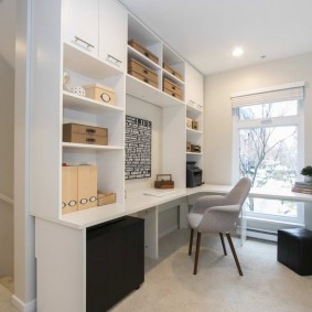 Домашен офис с бели мебели