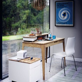 Работно място пред панорамен прозорец