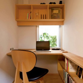 Вградени мебели в малък офис