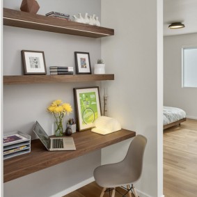 Отворени рафтове над работния плот