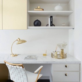 Бели висящи шкафове