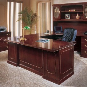 Тъмнокафява масичка от масивно дърво