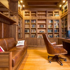 Дървени стелажи в класически офис