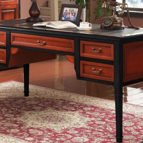 Ретро телефон на работния плот