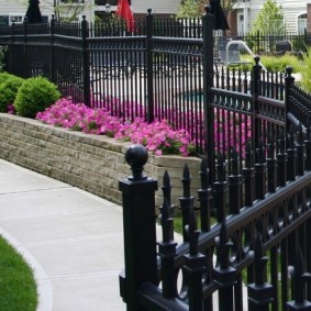 Clôture noire forgée