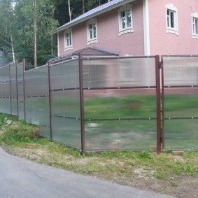 Clôture de jardin avec clôture en polycarbonate