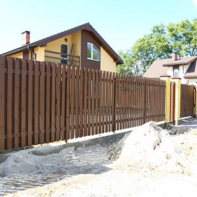 Poteaux de clôture en brique jaune