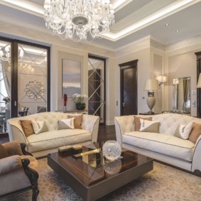 Éclairage de la salle avec un lustre en verre