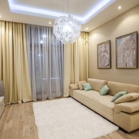 Tende beige nel soggiorno