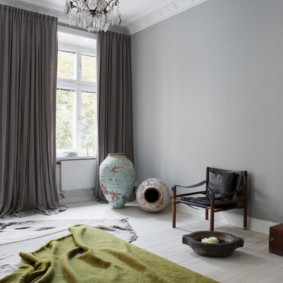 Lunghe tende a terra nella sala in stile scandinavo