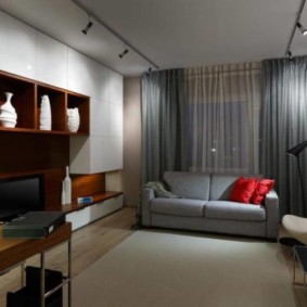 Vasi bianchi sugli scaffali dei mobili