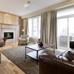 Ampio soggiorno con camino nel muro