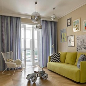 Decorazioni murali sul divano