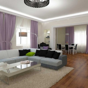 Tende lilla all'interno della stanza