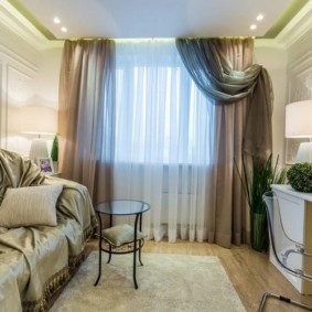 Tende scure di tulle sulla finestra del corridoio