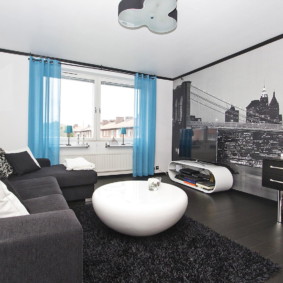 Tende blu nel soggiorno con carta da parati fotografica