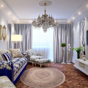 Lampadario in vetro nella stanza con un divano colorato