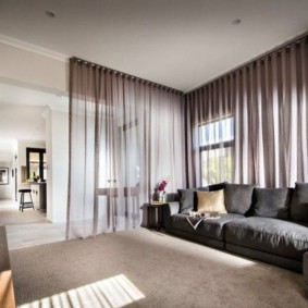 Barriere fotoelettriche in tutto il muro del soggiorno