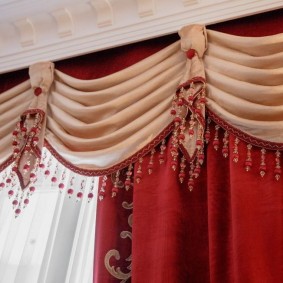 Habiller un lambrequin doux avec une cravate