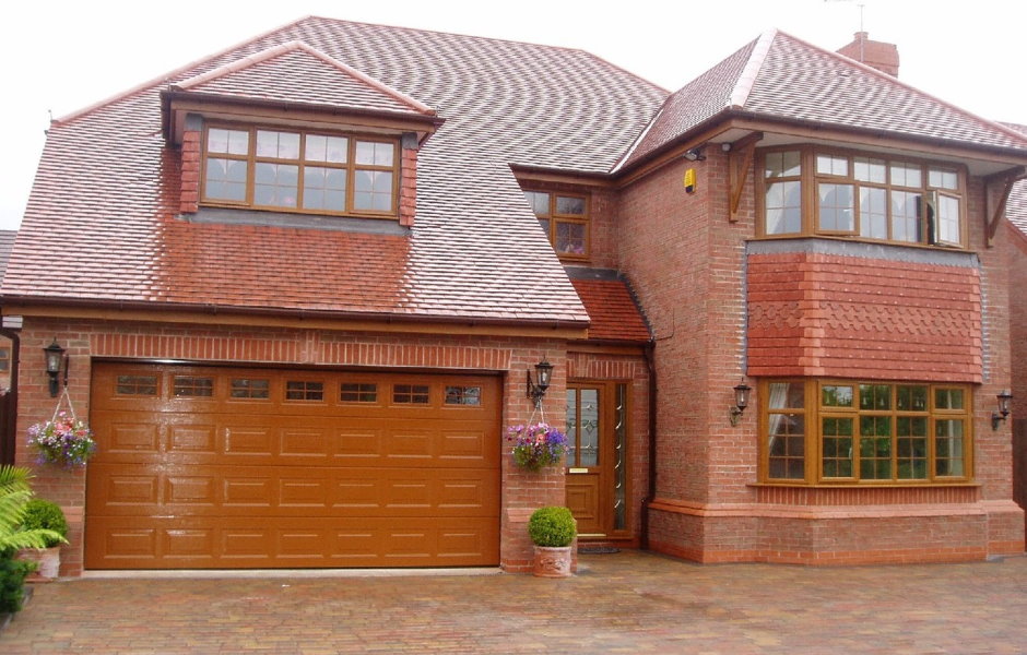 Maison à deux étages avec garage intégré