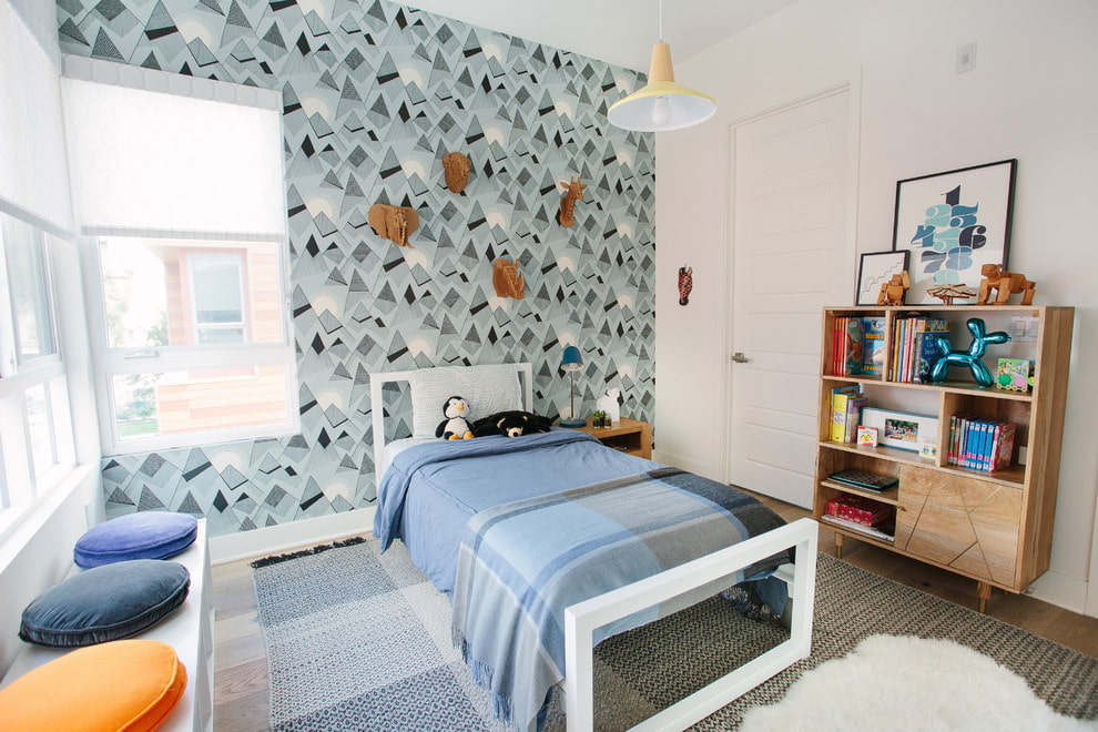 Mettre en évidence un mur d'accent dans une pépinière avec du papier peint en papier