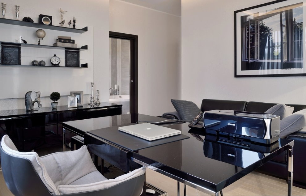 โต๊ะดำเงางามในบ้านสำนักงาน