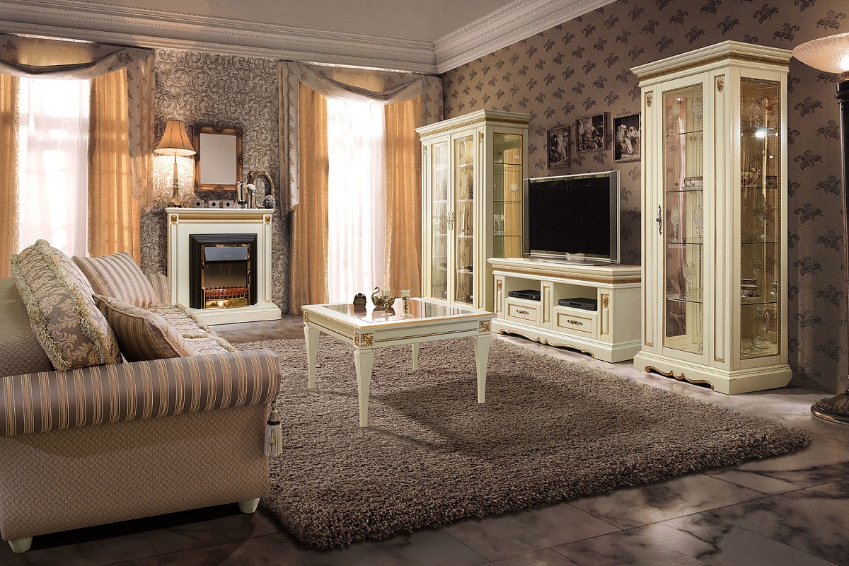 woonkamer met vitrines