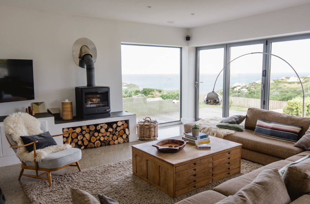 Panoramafenster im Wohnzimmer eines Privathauses