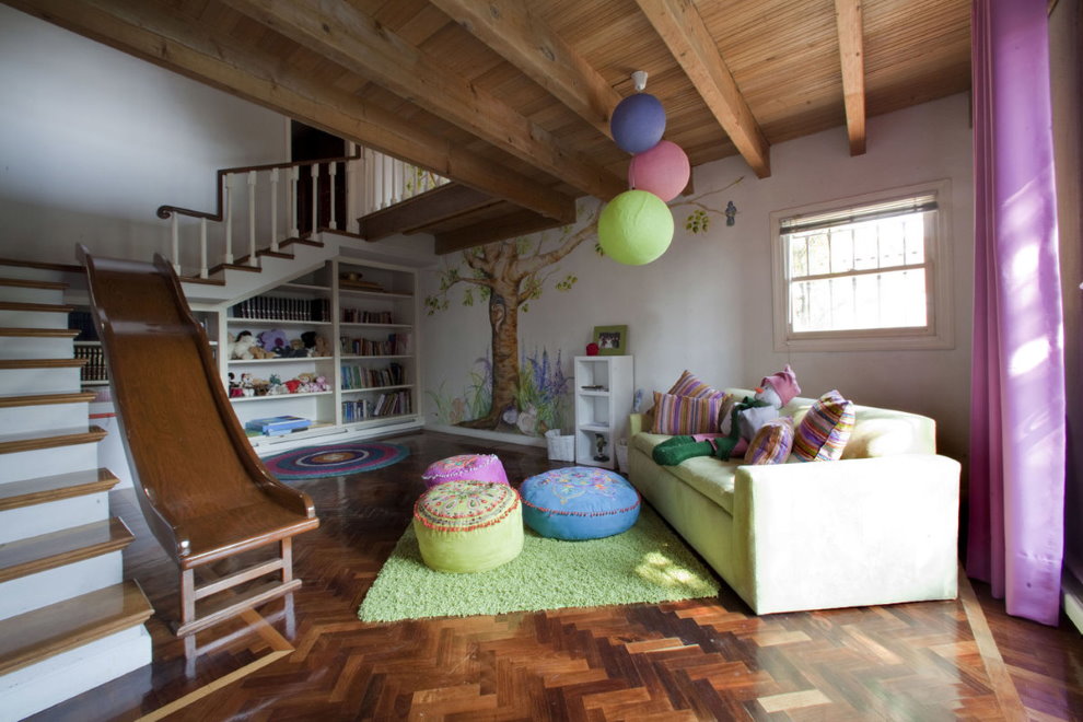 Platz für Spiele im Inneren eines Holzhauses