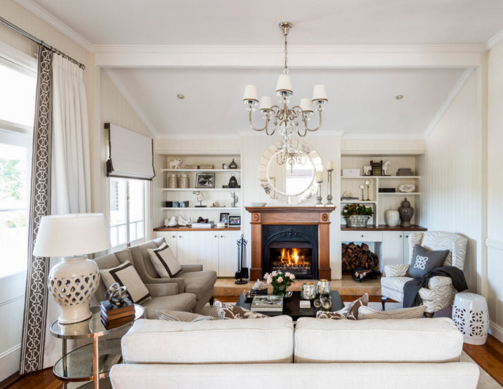 Helles Wohnzimmer mit Holzkamin