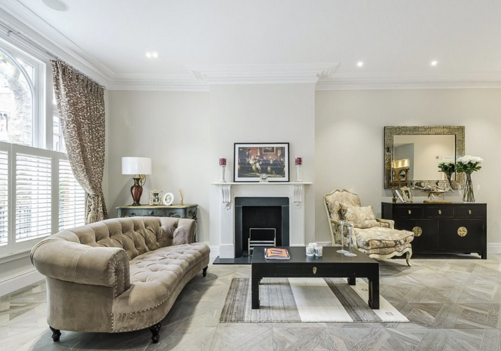 Светла всекидневна с класически диван