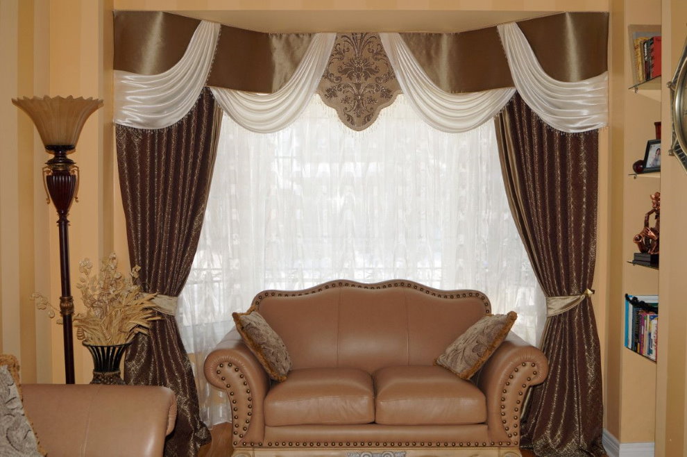 Fenêtre d'entrée avec lambrequin combiné