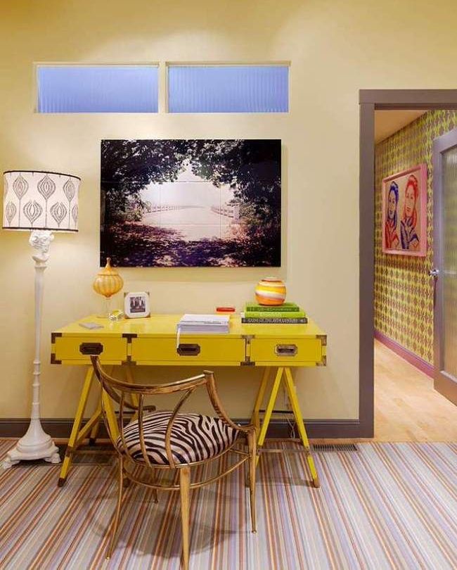 Жълта маса за стаята на младо момиче